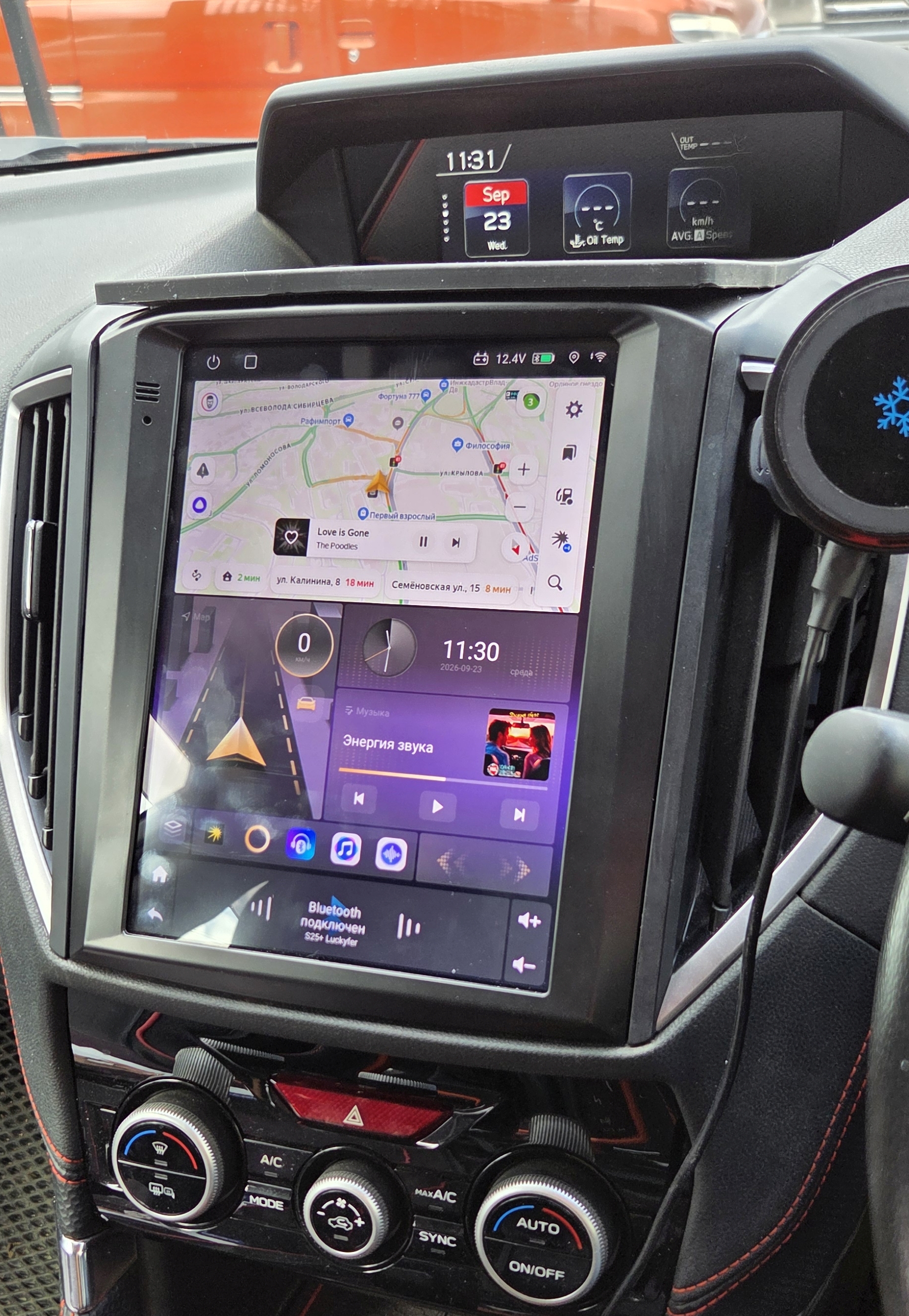 Topway TS20 Tesla Style 9.7″ установлена в Subaru Forester SK: вертикальный экран с навигацией и музыкой, штатный климат-контроль и верхний дисплей сохранены